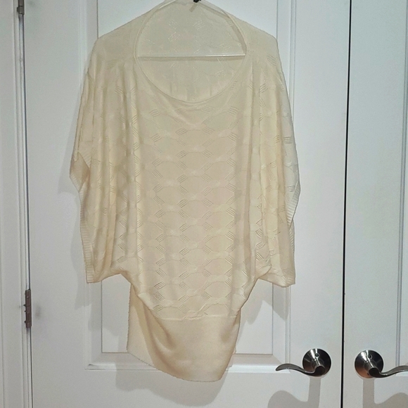 CREAM Colored poncho style shirt by Daisy Fuentes - Picture 1 of 2